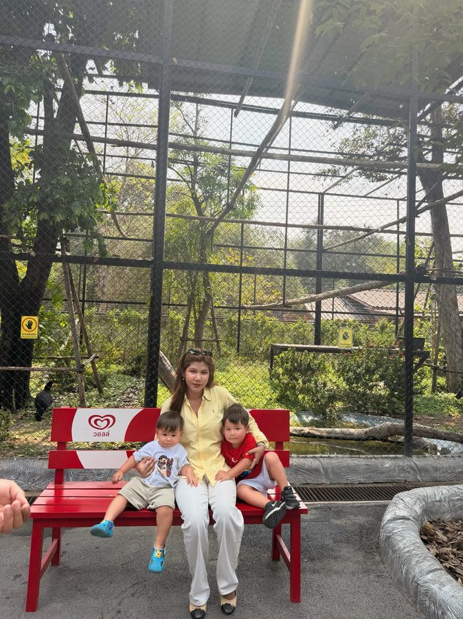 Ploy with the family at the zoo